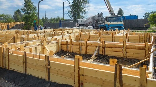 Ленточный фундамент для дома в Островце