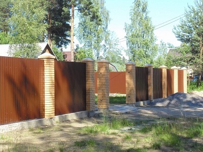 Монтаж забора из металлопрофия в Островце