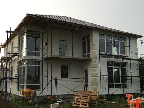 Отделка фасада дома штукатуркой в Островце