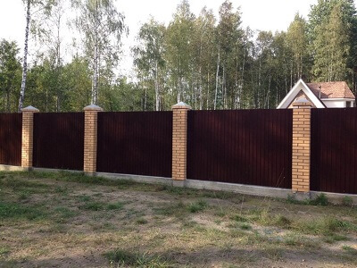 Установка забора из металлопрофиля в Островце
