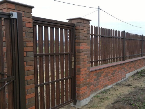 Установка забора из металлоштакетника в Островце