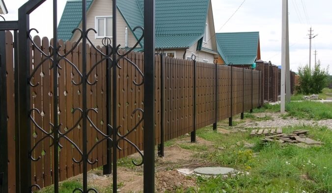 Строительство забора из дерева в Островце
